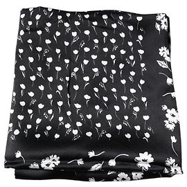 Dolce & Gabbana Écharpe Châle Carrée en Soie à Motifs Floraux Noirs