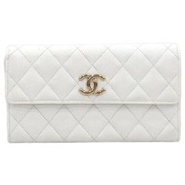 Chanel Carteira Longa com Aba em Caviar