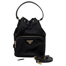 Prada Borsa bucket crossbody in nylon con logo triangolare nera