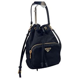 Prada Borsa bucket crossbody in nylon con logo triangolare Nero