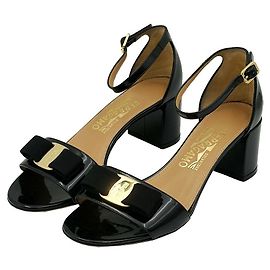 Salvatore Ferragamo Sandali Gabina Vara in vernice nera