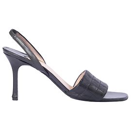 Sandálias Slingback Chanel em pele acolchoada preta