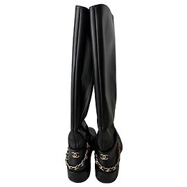 Chanel kniehohe Stiefel aus schwarzem Leder mit goldfarbenem Ketten-Detail