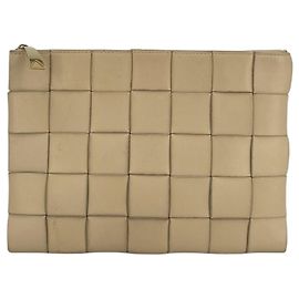 Bottega Veneta Clutch Pochette in pelle Intrecciato beige con zip