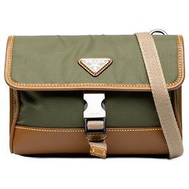 Custodia per smartphone Prada in Re-Nylon con rifiniture in pelle verde