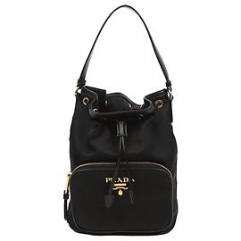 Prada Bolso de hombro bucket Duet de nailon con logotipo metálico Negro Dorado