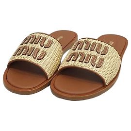 Miu Miu Sandali slide in rafia con logo