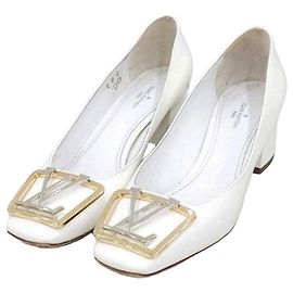 Louis Vuitton Logo Madeleine Pumps Grün Leder
