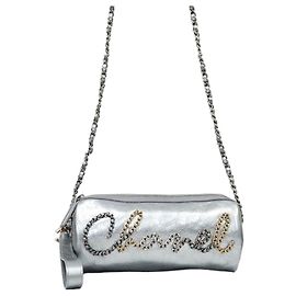 Chanel Season CC Logo Zylindrische Bowling Bag aus gestepptem Kalbsleder in Metallic-Silber mit Buchstaben und Kette