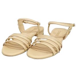 Chanel Sandali con cinturino in pelle di agnello beige