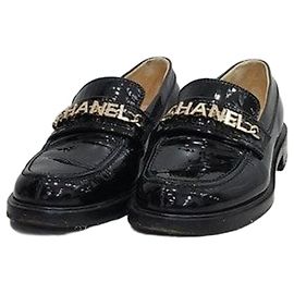 Chanel Mocassini in pelle verniciata nera con catena