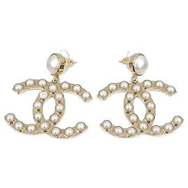 Chanel Pendientes de perlas con logotipo CC
