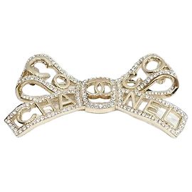 Chanel Broche de fita de cristal com logótipo de letras
