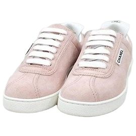 Chanel Rosa Wildleder-Sneaker mit Logo