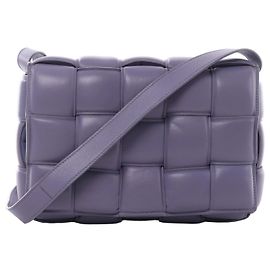 Borsa a tracolla Bottega Veneta Padded Cassette Maxi Intrecciato in pelle viola