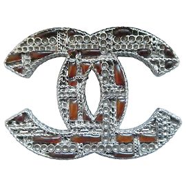 Spilla Chanel Double C in Resina Marrone e Metallo Argentato