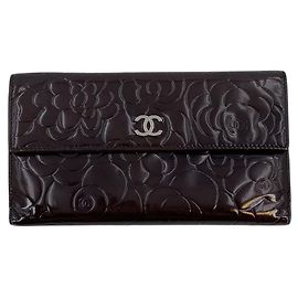 Chanel Camellia Geldbörse Münzbeutel aus geprägtem Lackleder dunkelbraun