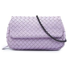 Bottega Veneta Mini Borsa a Tracolla con Patta e Catena Espandibile in Nappa Intrecciato Viola
