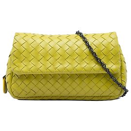 Bottega Veneta Mini Crossbody-Tasche mit Klappe und erweiterbarer Kette aus gelbem Nappa Intrecciato