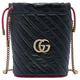 Borsa secchiello Gucci Mini GG Marmont Matelassé in pelle nera con manico Torchon