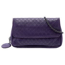 Bottega Veneta Mini Crossbody-Tasche mit Klappe und erweiterbarer Kette aus Nappa Intrecciato Lila