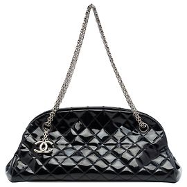 Borsa Bowling Chanel Just Mademoiselle in vernice matelassé nera, dimensione Medium