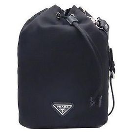 Prada Bella Bucket Pouch aus schwarzem Re-Nylon Pocono