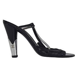 Chanel Sandali con cinturino in pelle verniciata nera da donna con tacco alto in metallo logo CC