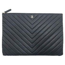 Chanel Clutch Grande con decorazione gufo in Black Chevron Caviar