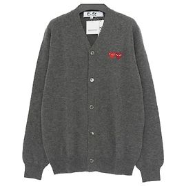 Comme Des Garcons Cardigan unisex in lana con scollo a V e logo patch doppio cuore rosso FW AX