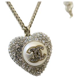 Chanel Collana di perle a cuore con logo CC