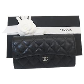 Chanel Portafoglio lungo trapuntato in pelle caviar con logo CC argento