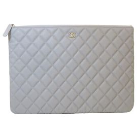 Chanel Pochette matelassée Caviar avec logo CC doré Large Gray Series