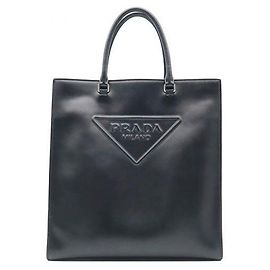 Prada Borsa Tote in pelle morbida nera con lettere embossed a triangolo