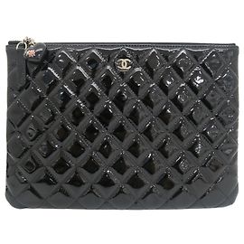 Chanel Clutch Medium Series in vernice nera con decorazione charm e logo argento