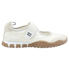 Miu Miu Ballerinas aus funktionalem Material und Wildleder