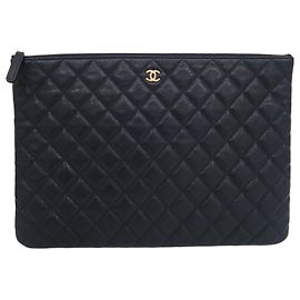Chanel Clutch matelassé in Caviar Midnight Blue con logo CC dorato Large Series