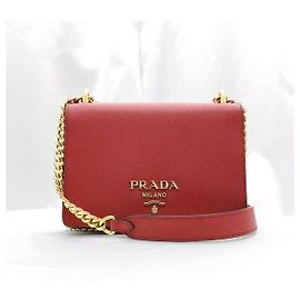 Prada Borsa a spalla con patta e catena in pelle di vitello morbida Saffiano rossa