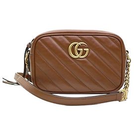 Gucci Sac bandoulière mini GG Marmont en matelassé chevron marron avec chaîne