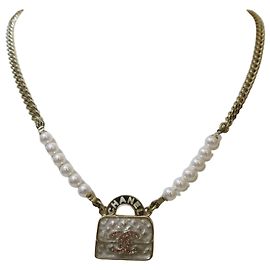 Chanel Colar Choker de Pérolas Flap Bag