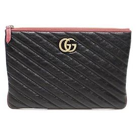Gucci GG Marmont Clutch aus matelassiertem Leder in Schwarz