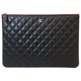 Chanel Serie di borse a pochette grandi classiche nere in tono oro