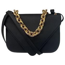 Bottega Veneta Schultertasche aus schwarzem genarbtem Leder mit goldener Kette