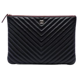Chanel Medium CC Chevron Lambskin O Case Clutch Schwarz