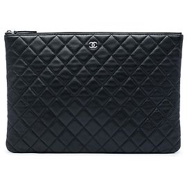 Clutch Chanel Large Quilted Lambskin O Case Negra