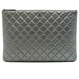 Pochette Clutch Chanel Large Quilted Metallic Lambskin O Case Argent