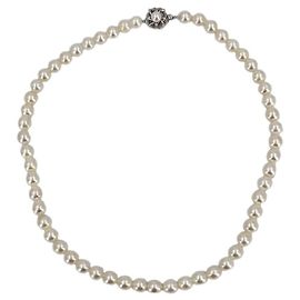 Autre Marque Collana di perle Akoya Vintage White 7,3mm con chiusura floreale in argento 42cm