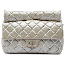 Clutch Roll Reissue 2.55 Chanel em pele de cordeiro metalizada acolchoada dourada