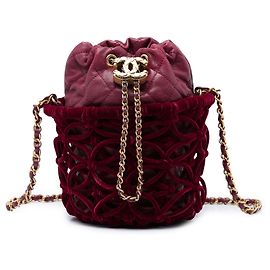 Borsa bucket Chanel in pelle d'agnello matelassé rossa e velluto intrecciato con coulisse