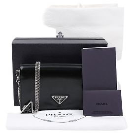 Prada Schultertasche mit Kette aus gebürstetem Leder mit Triangle-Logo Schwarz